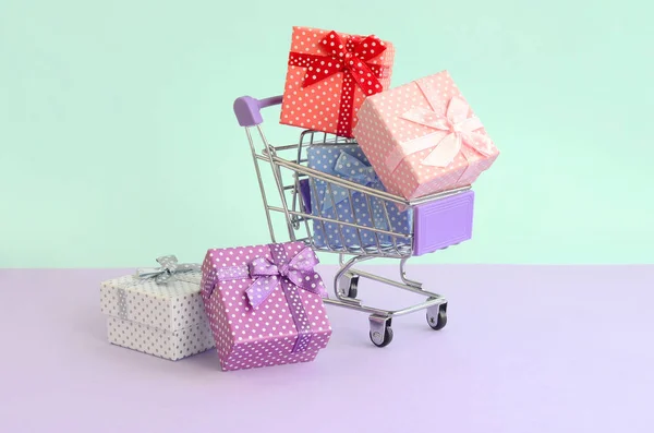 Pequeñas Cajas Regalo Diferentes Colores Con Cintas Encuentra Carrito Compra —  Fotos de Stock