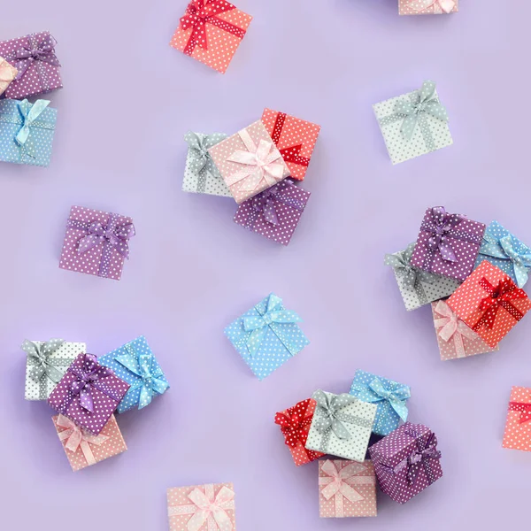Кучи Маленьких Цветных Подарочных Коробок Лентами Лежат Фиолетовом Фоне Минимализм — стоковое фото