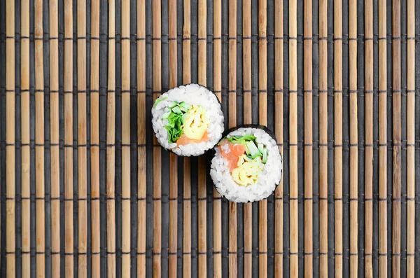 寿司卷位于竹秸秆 Serwing 传统的亚洲食品 顶部视图 平面平躺极简拍摄与复制空间 — 图库照片