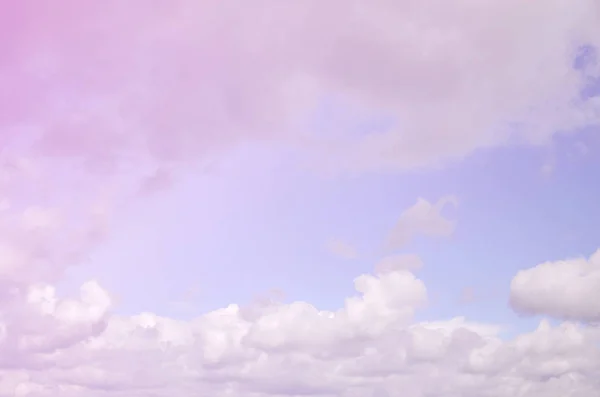 Una Foto Cielo Azzurro Luminoso Lucente Con Nuvole Bianche Soffici — Foto Stock