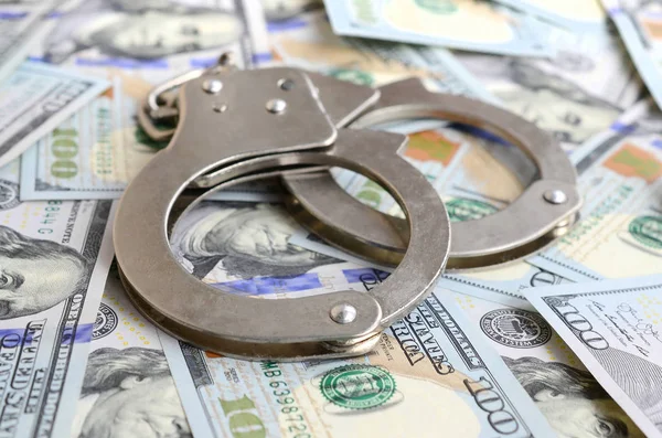 Zilveren Politie Handboeien Ligt Een Veel Dollarbiljetten — Stockfoto