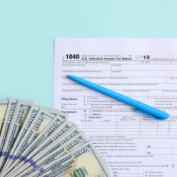 1040 Daňové Formuláře Leží Poblíž Sto Dolarové Bankovky Modré Pero — Stock fotografie