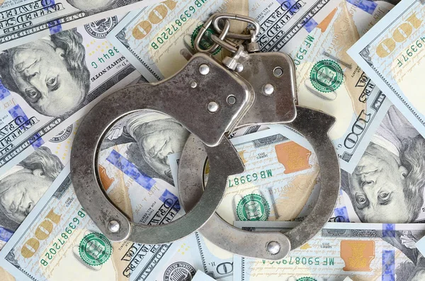 Zilveren Politie Handboeien Ligt Een Veel Dollarbiljetten — Stockfoto