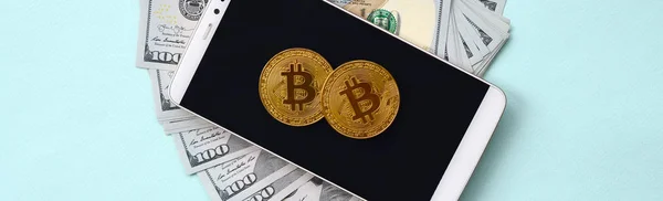 Bitcoins Encuentra Teléfono Inteligente Billetes Cien Dólares Sobre Fondo Azul — Foto de Stock