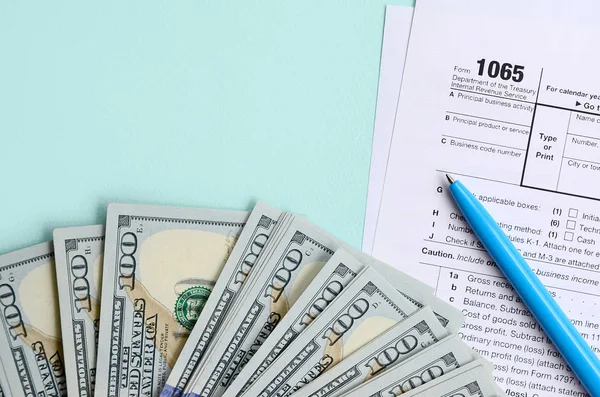 1065 formu yalan yüz dolar faturaları ve ışık mavi zemin üzerine mavi kalem yakın vergi. Bize parentship gelir için iade.