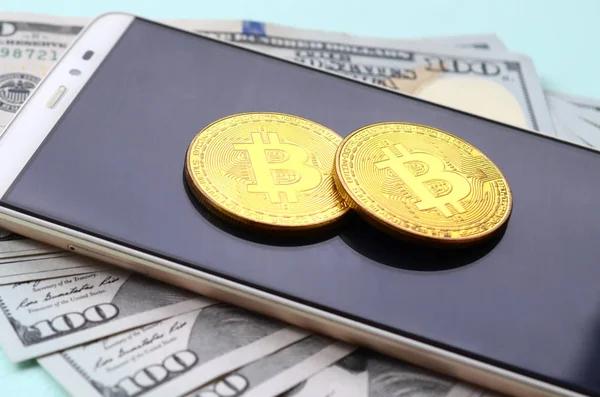 Bitcoins Află Smartphone Bancnote 100 Dolari Fundal Albastru Deschis — Fotografie, imagine de stoc