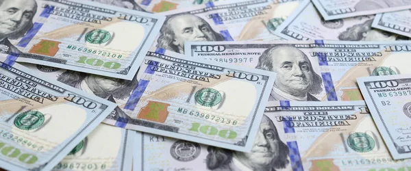 大量的美元钞票的新设计与蓝色条纹在中间 顶部视图 — 图库照片