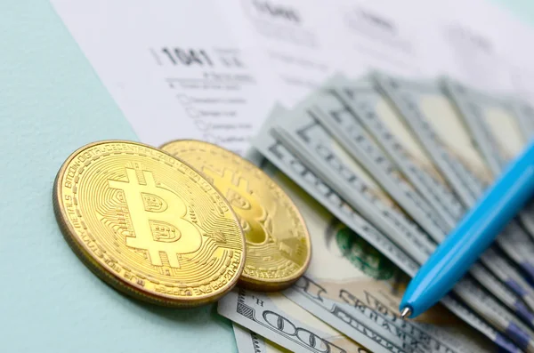 Bitcoins Terheli Adózási Formák Száz Dollár Számlák Világos Kék Háttér — Stock Fotó
