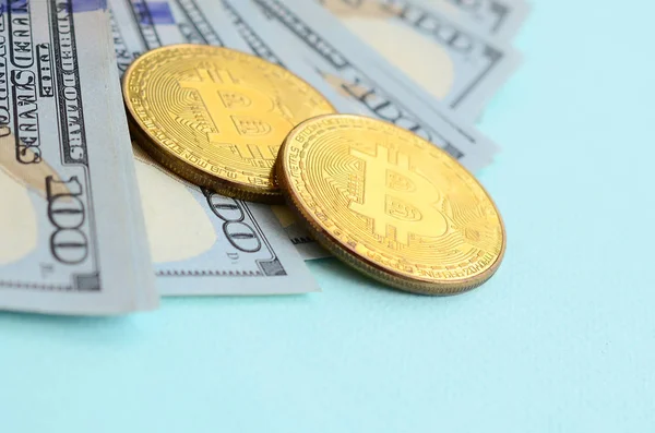 Arany Bitcoins Száz Dollár Számlák Hazugság Világoskék Háttér — Stock Fotó