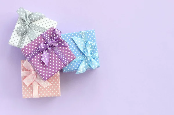 Σωρός Από Ένα Μικρό Χρωματισμένα Κιβώτια Δώρων Κορδέλες Βρίσκεται Μοβ — Φωτογραφία Αρχείου