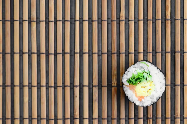 Rotolo Sushi Giace Tappetino Paglia Bambù Cucina Tradizionale Asiatica Vista — Foto Stock