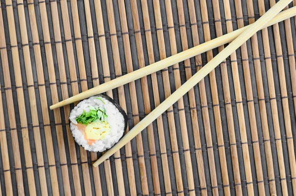 Sushi Roll Dřevěné Hůlky Leží Bambusových Rohožích Sláma Serwing Tradiční — Stock fotografie