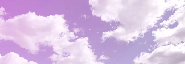 Błękitne Niebo Mnóstwem Białe Chmury Różnych Rozmiarach — Zdjęcie stockowe
