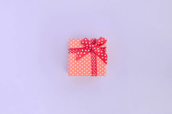 Маленькая Красная Подарочная Коробка Лентой Лежит Фиолетовом Фоне Минимализм Плоский — стоковое фото