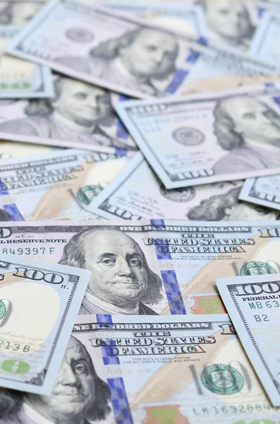 Çok sayıda bize para orta mavi bir şerit ile yeni bir tasarım. Üstten görünüm.