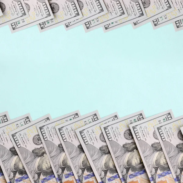 Satır bir ABD dolar faturaları yeni bir tasarım üzerinde bir açık mavi renkli yatıyor.
