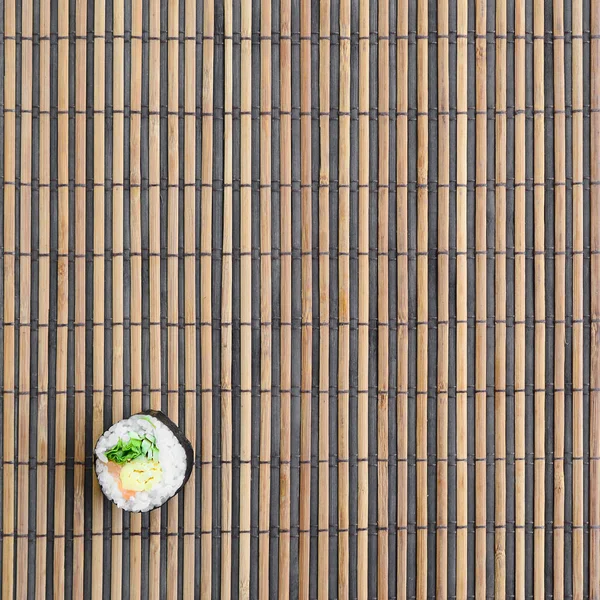 Суши Ролл Лежит Соломенном Коврике Бамбуковой Соломы Традиционная Азиатская Кухня — стоковое фото