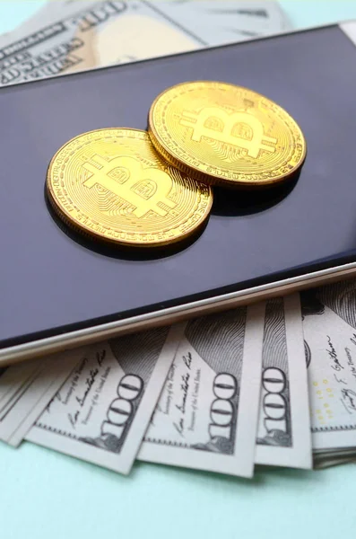 Bitcoins Ligt Een Smartphone Honderd Dollarbiljetten Een Licht Blauwe Achtergrond — Stockfoto