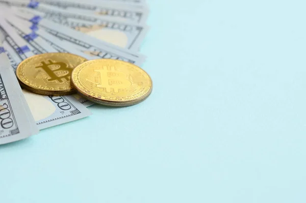 Zlatý Bitcoiny Sto Dolar Účty Leží Světle Modrém Pozadí — Stock fotografie