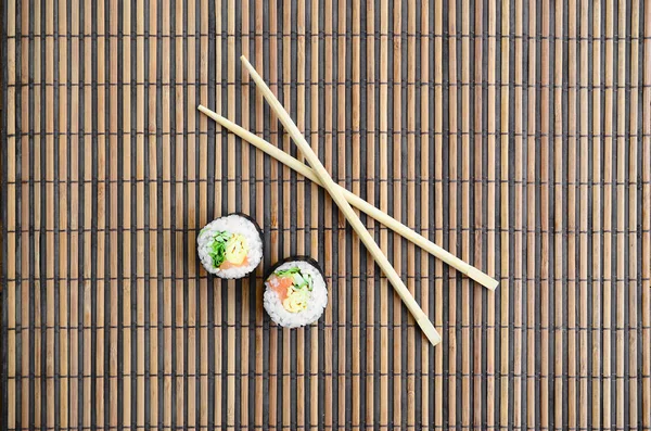 Rotoli Sushi Bacchette Legno Trovano Tappetino Paglia Bambù Cucina Tradizionale — Foto Stock
