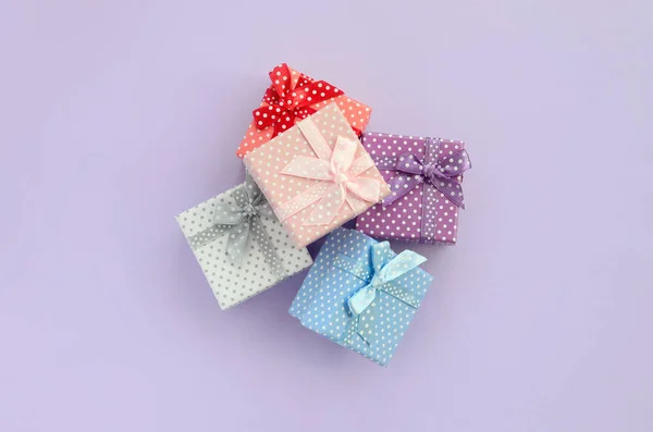 Σωρός Από Ένα Μικρό Χρωματισμένα Κιβώτια Δώρων Κορδέλες Βρίσκεται Μοβ — Φωτογραφία Αρχείου