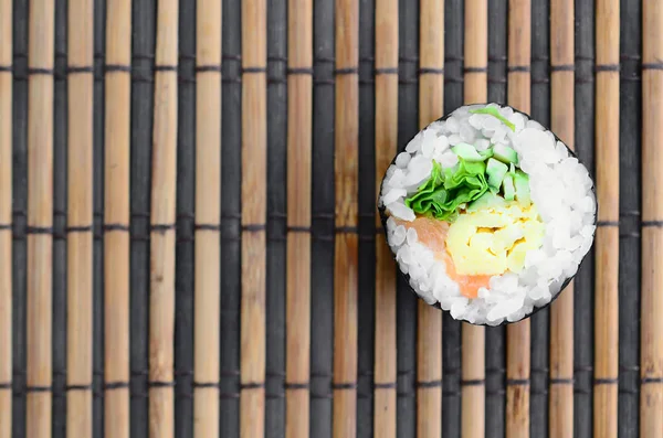 寿司卷躺在竹稻草 Serwing 传统的亚洲食品 顶部视图 平面平躺极简拍摄与复制空间 — 图库照片