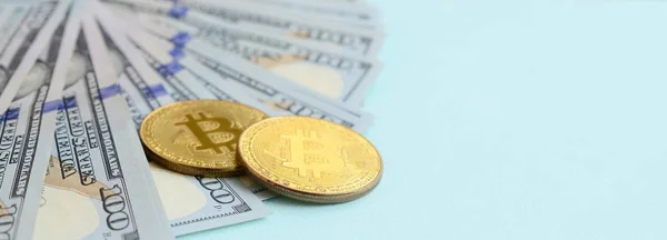 Arany Bitcoins Száz Dollár Számlák Hazugság Világoskék Háttér — Stock Fotó