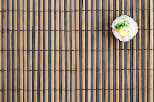 Rolo Sushi Está Tapete Serrar Palha Bambu Comida Asiática Tradicional — Fotografia de Stock