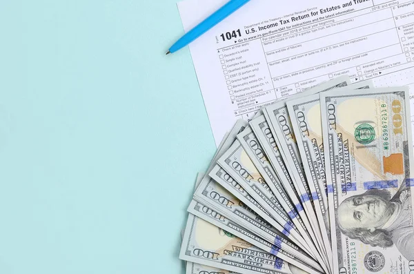 1041 Belasting Formulier Ligt Buurt Van Honderd Dollarbiljetten Blauwe Pen — Stockfoto