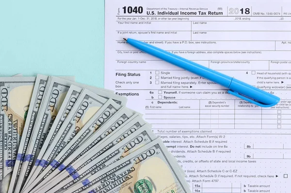 1040 Daňové Formuláře Leží Poblíž Sto Dolarové Bankovky Modré Pero — Stock fotografie