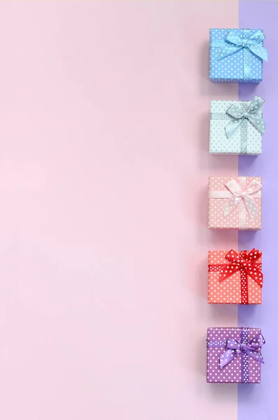 Kleine Geschenkboxen Verschiedenen Farben Mit Schleifen Liegt Auf Einem Violetten — Stockfoto
