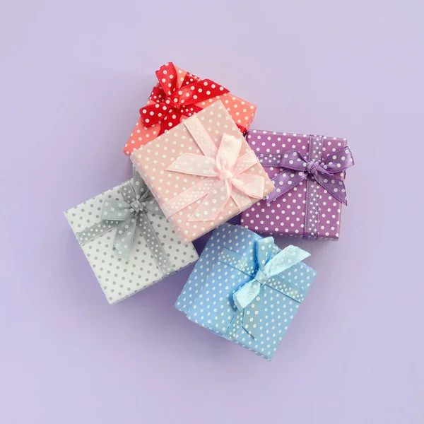 Auf Violettem Hintergrund Liegt Ein Stapel Kleiner Farbiger Geschenkboxen Mit — Stockfoto