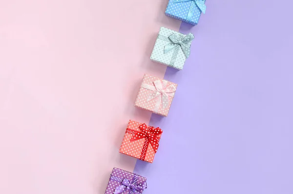 Small Gift Boxes Different Colors Ribbons Lies Violet Pink Color — Stock Photo, Image