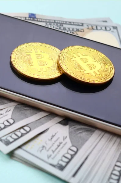 Bitcoins Ligt Een Smartphone Honderd Dollarbiljetten Een Licht Blauwe Achtergrond — Stockfoto