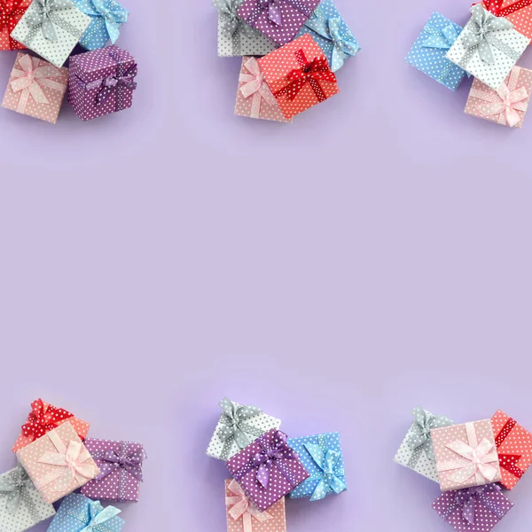Pilhas Pequenas Caixas Presente Coloridas Com Fitas Estão Fundo Violeta — Fotografia de Stock