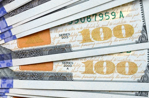 Makro alan sığ derinliği ile vurdu. Yüz ABD Doları faturaları.