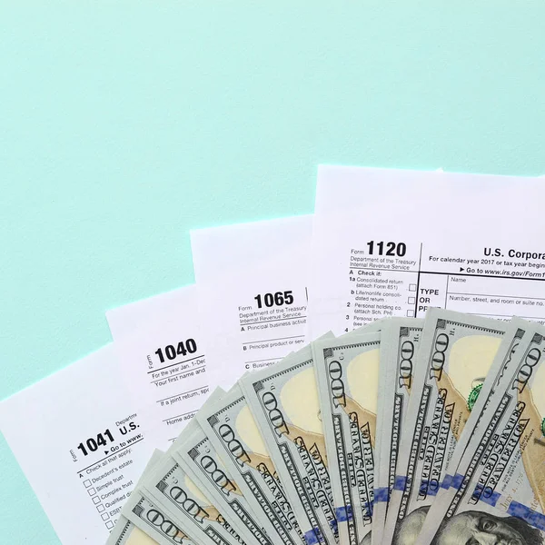 Φορολογικά Έντυπα Βρίσκεται Κοντά Εκατό Δολαρίων Λογαριασμούς Και Μπλε Στυλό — Φωτογραφία Αρχείου