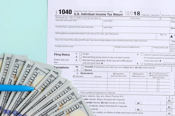 Das Steuerformular 1040 Liegt Der Nähe Von Hundert Dollar Scheinen — Stockfoto