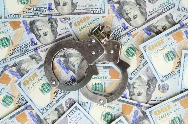 Zilveren Politie Handboeien Ligt Een Veel Dollarbiljetten — Stockfoto