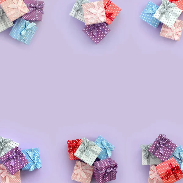 Auf Violettem Hintergrund Stapeln Sich Kleine Farbige Geschenkboxen Mit Schleifen — Stockfoto