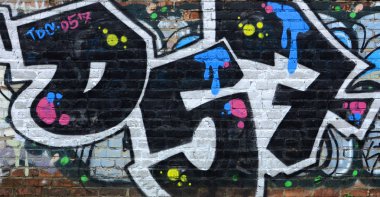 Tam ve acomplished graffiti sanat. Eski duvar boya lekeleri sokak sanatı kültür tarzı ile dekore edilmiştir. Renkli arka plan doku.