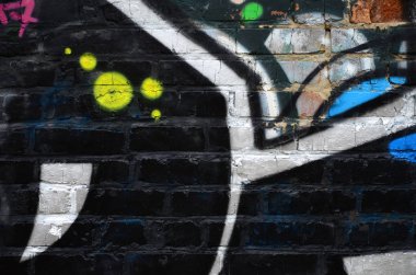 Grafiti çizimler parçası. Eski duvar boya lekeleri sokak sanatı kültür tarzı ile dekore edilmiştir. Renkli arka plan doku.