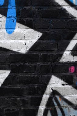 Grafiti çizimler parçası. Eski duvar boya lekeleri sokak sanatı kültür tarzı ile dekore edilmiştir. Renkli arka plan doku.