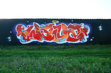 Tam ve acomplished graffiti sanat. Eski duvar boya lekeleri sokak sanatı kültür tarzı ile dekore edilmiştir. Renkli arka plan doku.