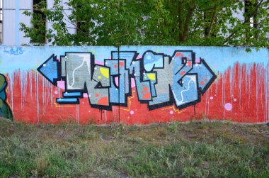 Tam ve acomplished graffiti sanat. Eski duvar boya lekeleri sokak sanatı kültür tarzı ile dekore edilmiştir. Renkli arka plan doku.
