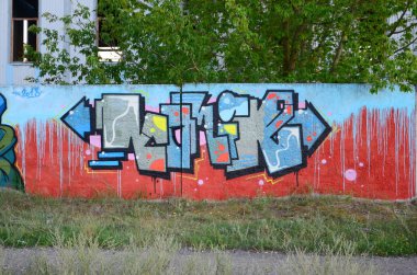 Tam ve acomplished graffiti sanat. Eski duvar boya lekeleri sokak sanatı kültür tarzı ile dekore edilmiştir. Renkli arka plan doku.