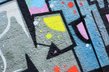 Grafiti çizimler parçası. Eski duvar boya lekeleri sokak sanatı kültür tarzı ile dekore edilmiştir. Renkli arka plan doku.