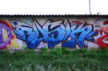 Tam ve acomplished graffiti sanat. Eski duvar boya lekeleri sokak sanatı kültür tarzı ile dekore edilmiştir. Renkli arka plan doku.