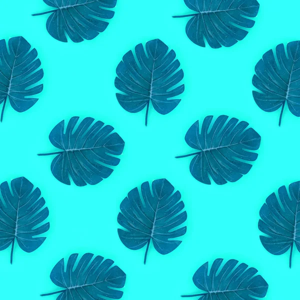 Les feuilles de monstère tropicale de palmier reposent sur un papier de couleur pastel. Modèle de concept d'été nature. Composition à plat. Vue du dessus — Photo