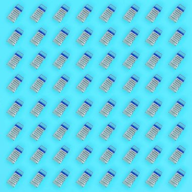 Küçük paslanmaz çelik rende renkli kağıt üzerine pastel yatıyor. Mutfak aksesuarları. Yemek pişirmek için araçlar. Düz yatıyordu üstten görünüm